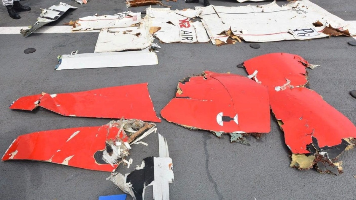 Pakistani Navy Recovers Cargo Plane Debris as Search Continues for Missing Crew