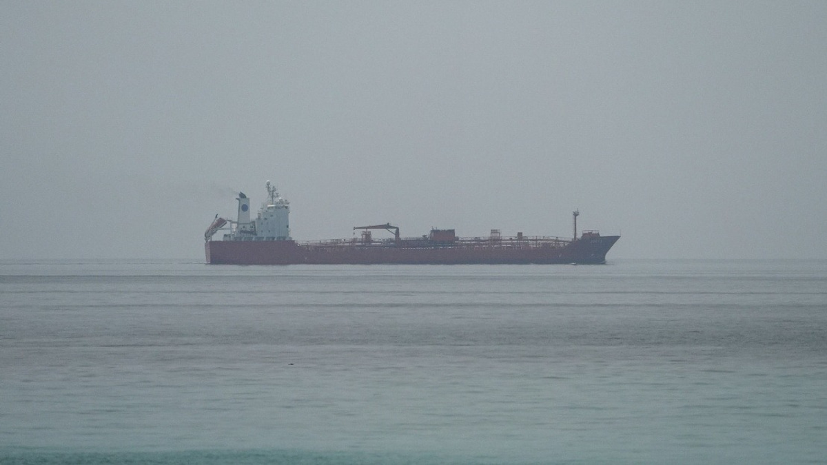 Oman Pledges Free Transit Through Strait of Hormuz, Backs Iran-US Deal