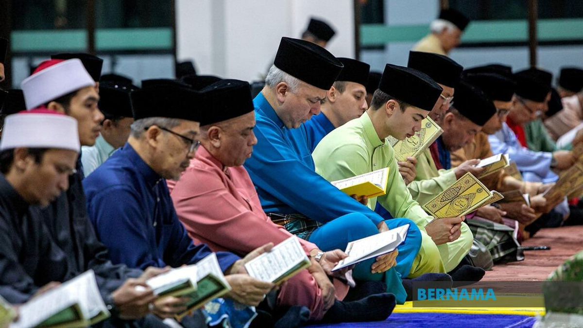 Sultan Nazrin Leads National Day Prayers at Newly Inaugurated Perak Mosque