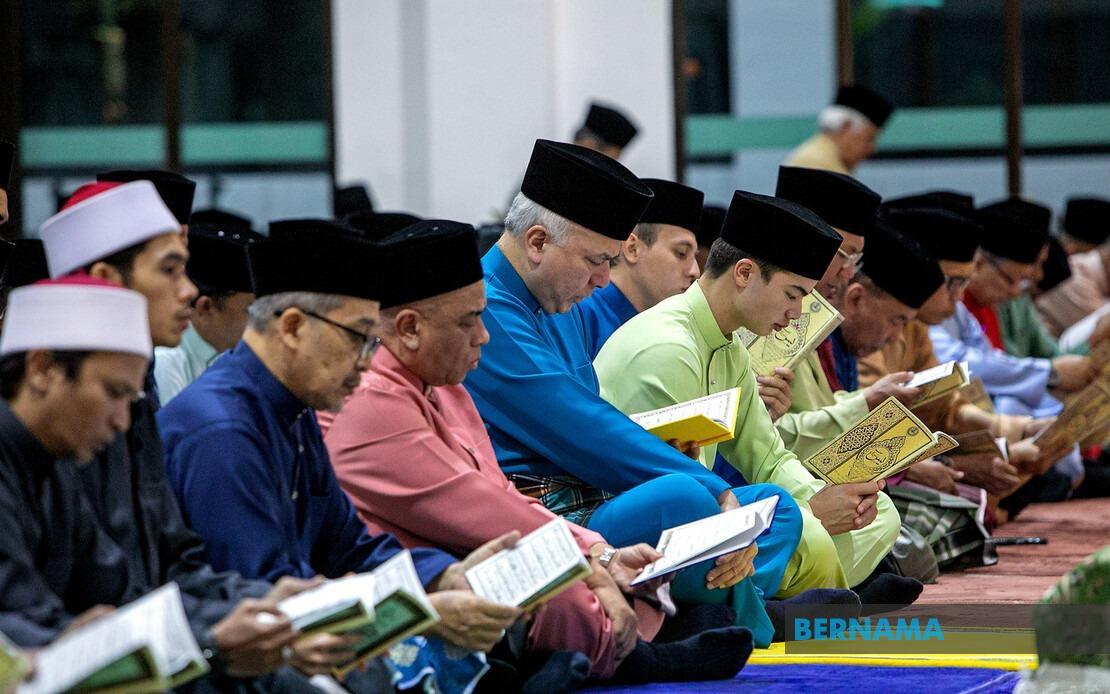 Sultan Nazrin Leads National Day Prayers at Newly Inaugurated Perak Mosque