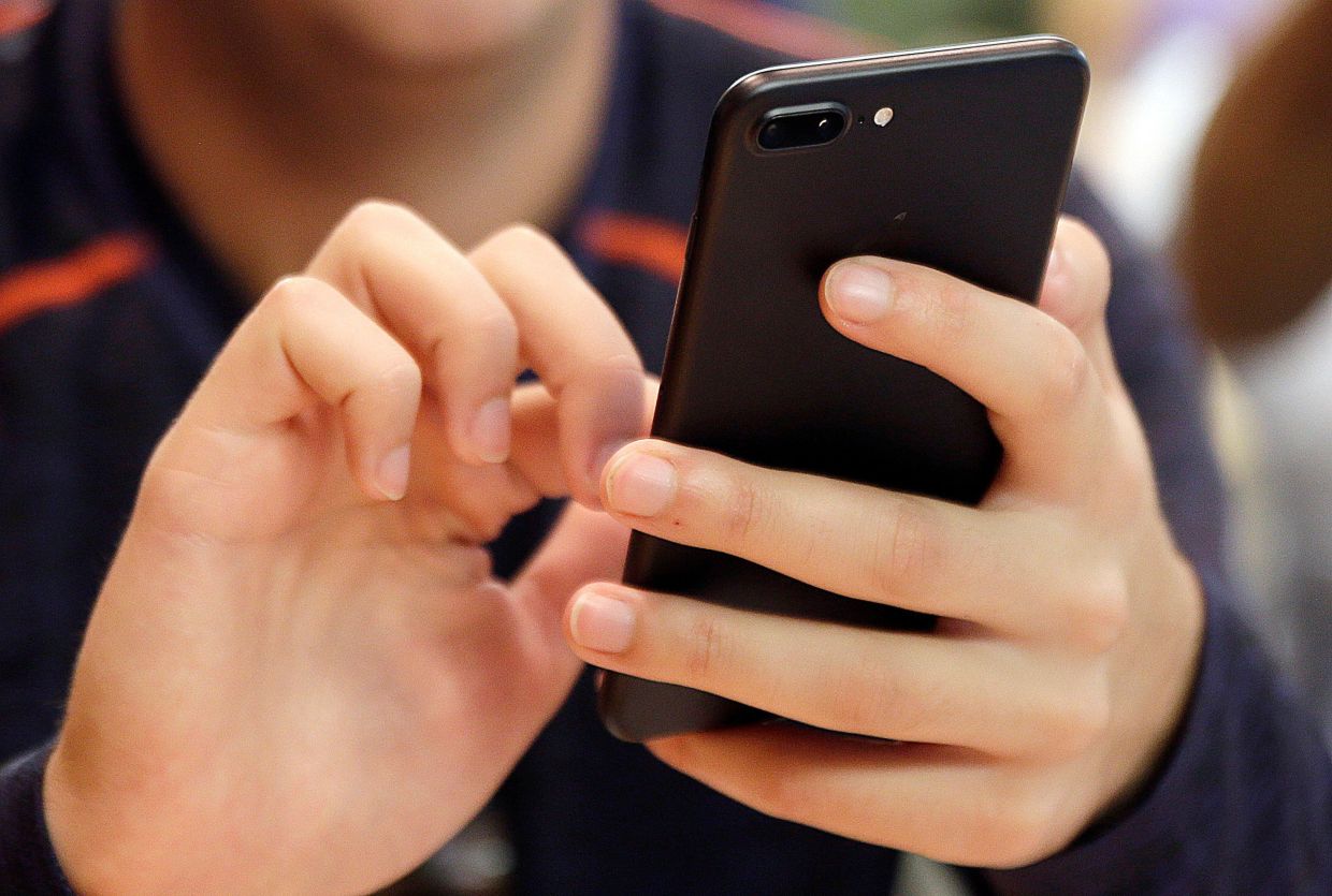 Digital Age Hand Pain: What Malaysian Workers Need to Know About Smartphone Injury
