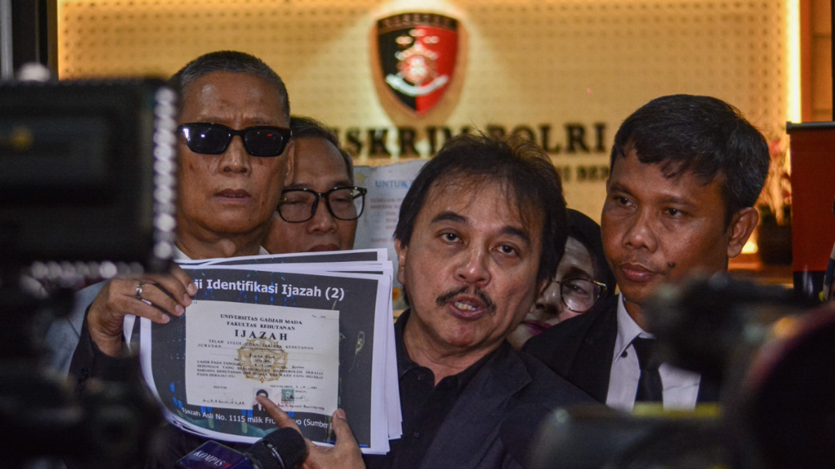 Ex-Indonesian Minister Roy Suryo Detained in Jokowi Diploma Defamation Case
