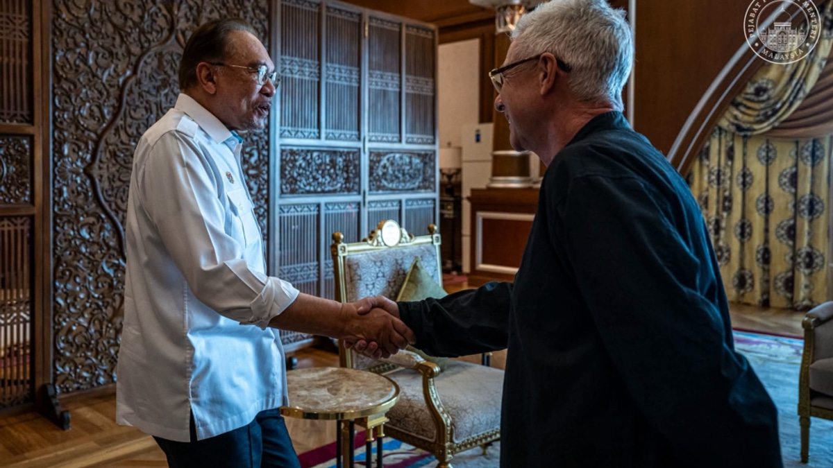 Anwar Meets Singapore GP Chief to Discuss Formula 1 Return to Sepang