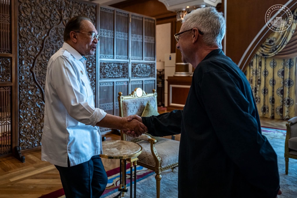 Anwar Meets Singapore GP Chief to Discuss Formula 1 Return to Sepang