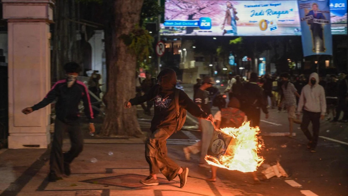 Indonesian Police Arrest Dozens at Anti-Government Protest in Surabaya