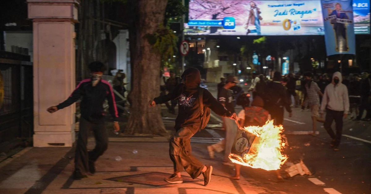 Indonesian Police Arrest Dozens at Anti-Government Protest in Surabaya