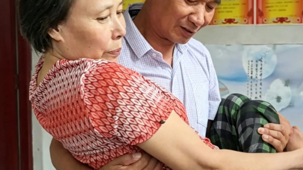 A Quarter-Century of Devotion: How One Chinese Man Became His Wife's Unwavering Caregiver