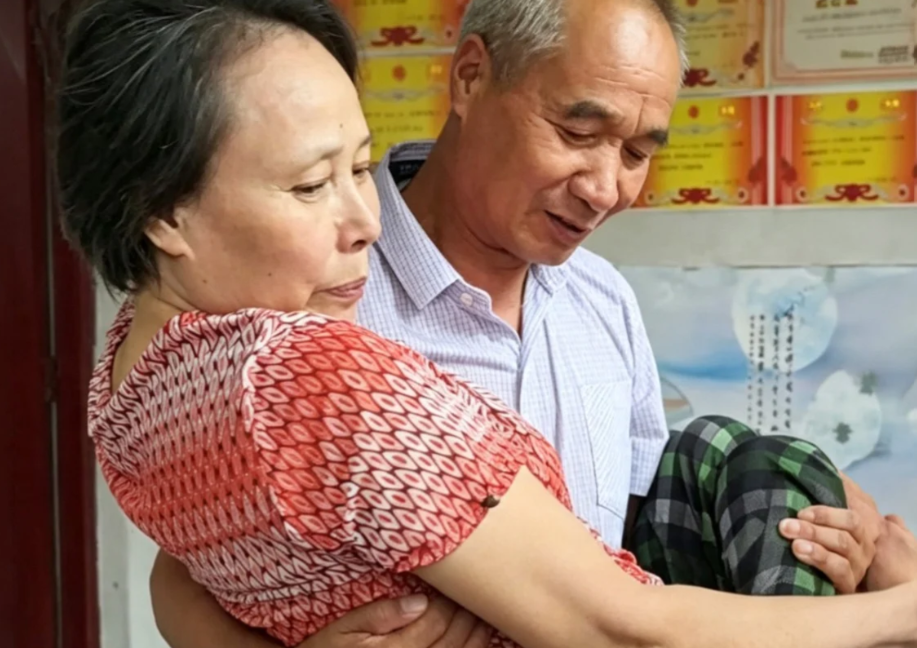 A Quarter-Century of Devotion: How One Chinese Man Became His Wife's Unwavering Caregiver
