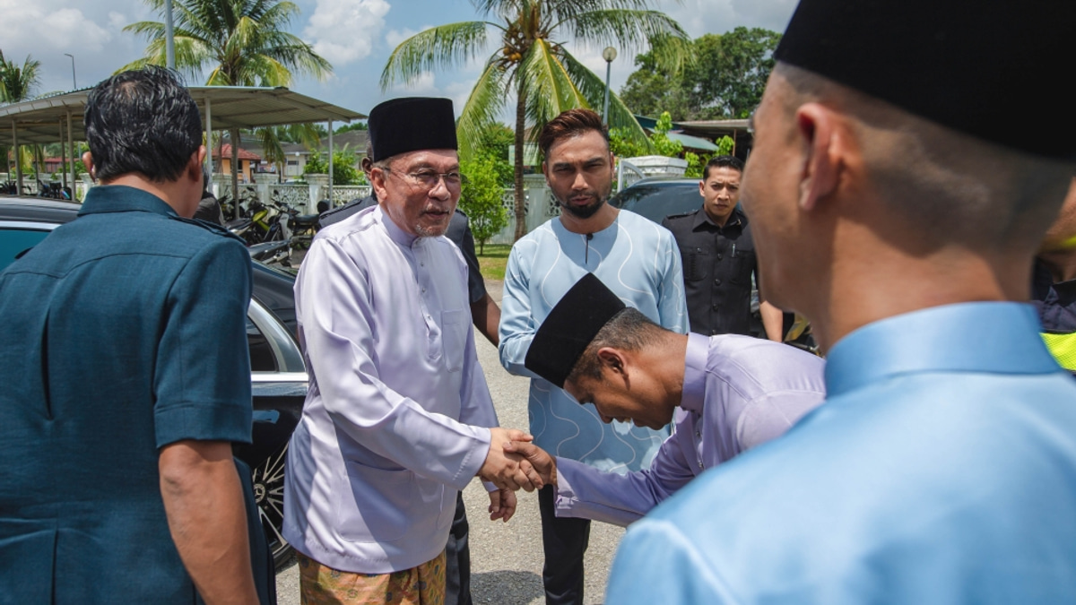 Economic Growth Masks Underlying Hardship for Many Malaysians, Anwar Acknowledges