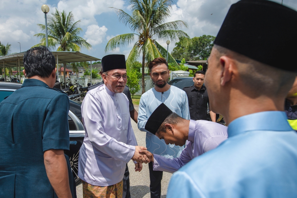 Economic Growth Masks Underlying Hardship for Many Malaysians, Anwar Acknowledges