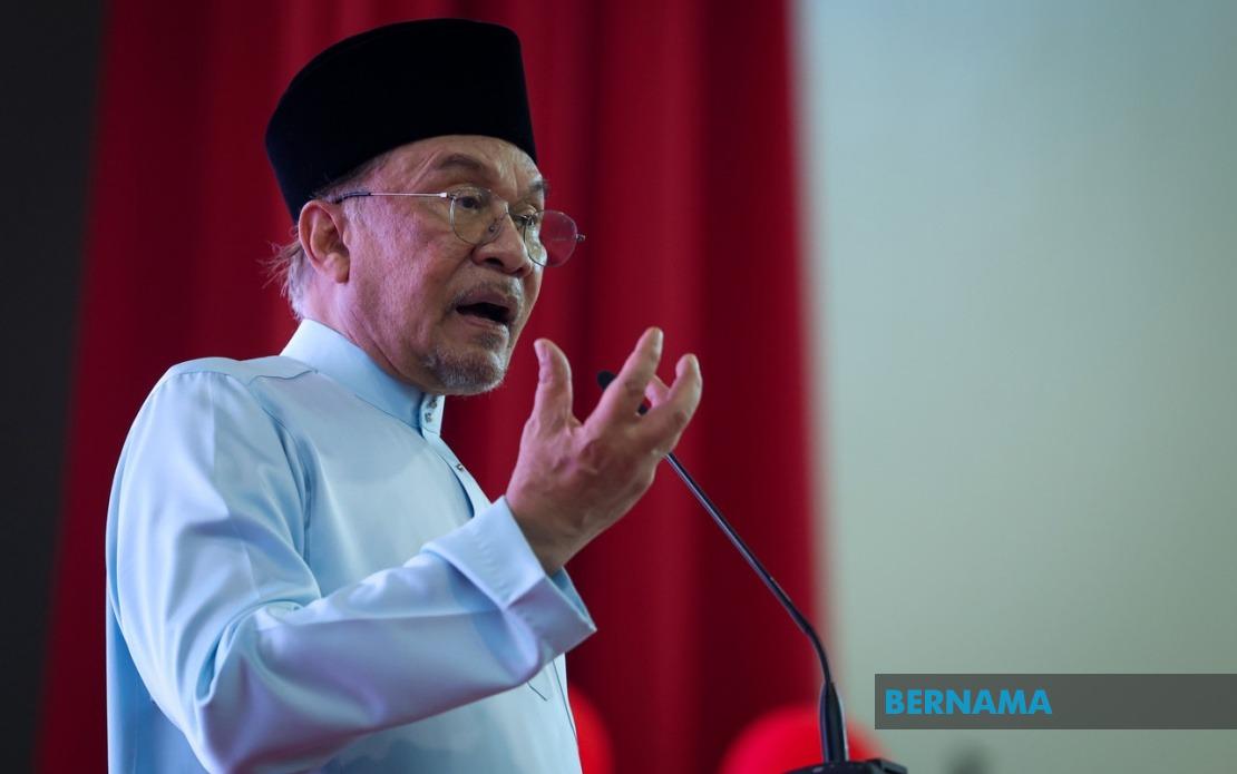 Anwar Halts Felda Hotel Sale After Discovering RM60 Million Loss