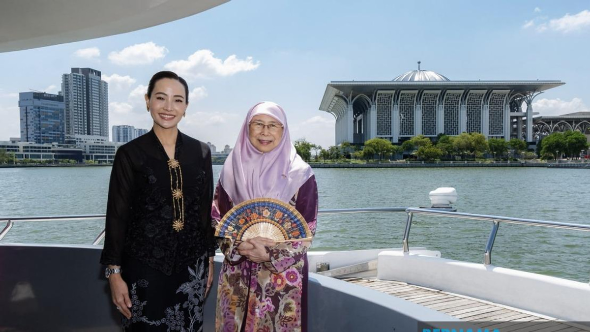 Thai Premier's Wife Tours Putrajaya on Lake Cruise During Official Visit