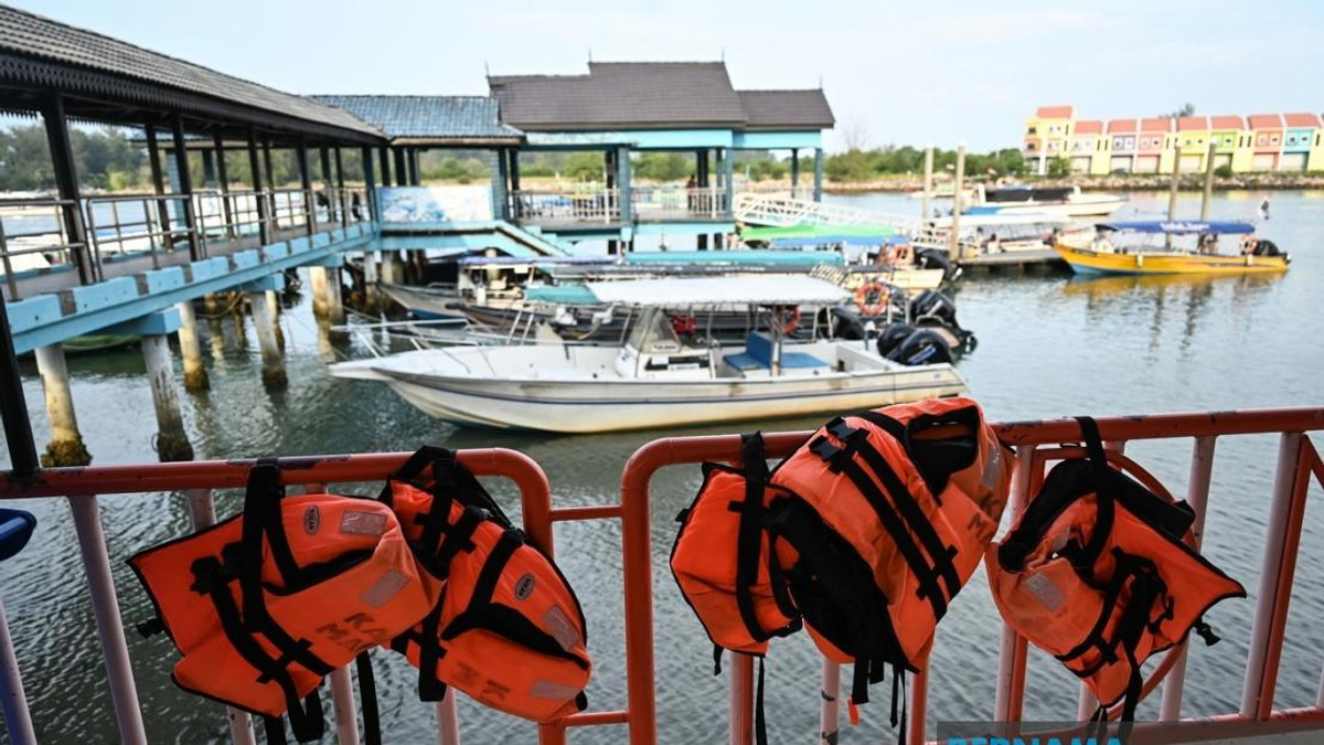 Life Jackets Must Be Worn At All Times During Sea Activities, Says Terengganu Official After Boat Capsize