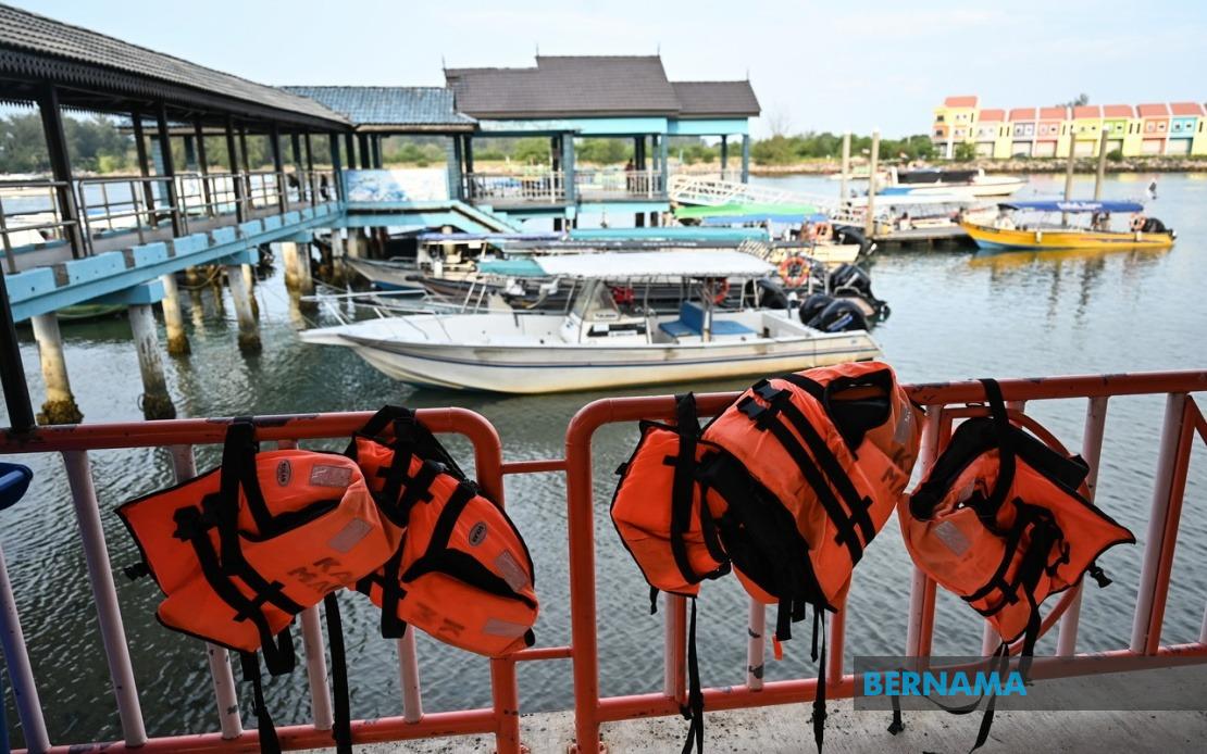 Life Jackets Must Be Worn At All Times During Sea Activities, Says Terengganu Official After Boat Capsize