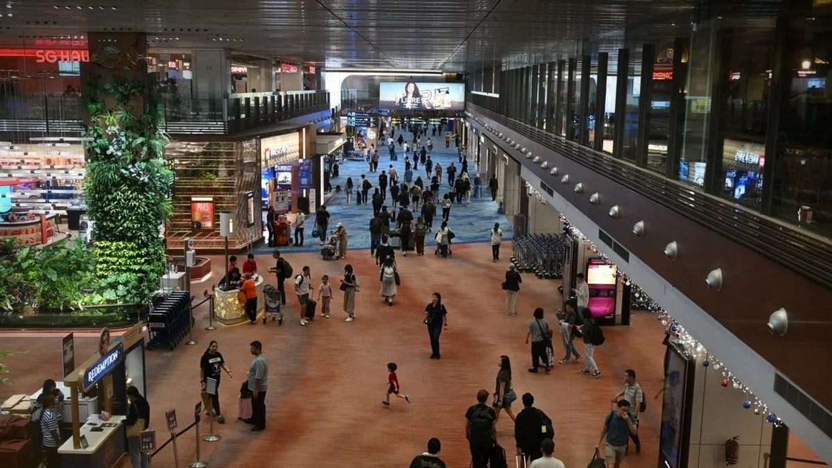 Two foreigners arrested for stealing high-end perfumes at Singapore's Changi Airport