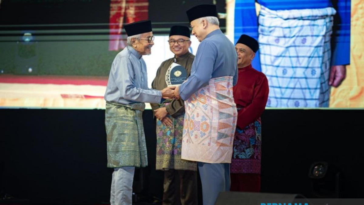 Veteran Director Rahim Razali Honoured with Perak Media Icon Award at Maulidur Rasul Celebration