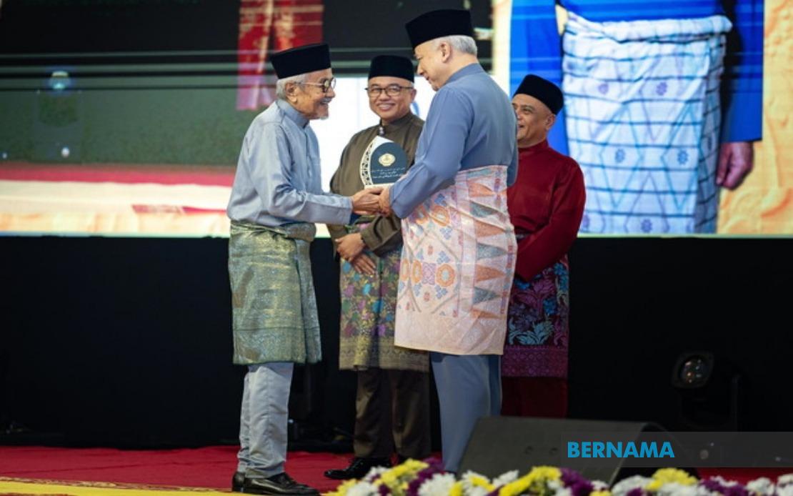 Veteran Director Rahim Razali Honoured with Perak Media Icon Award at Maulidur Rasul Celebration