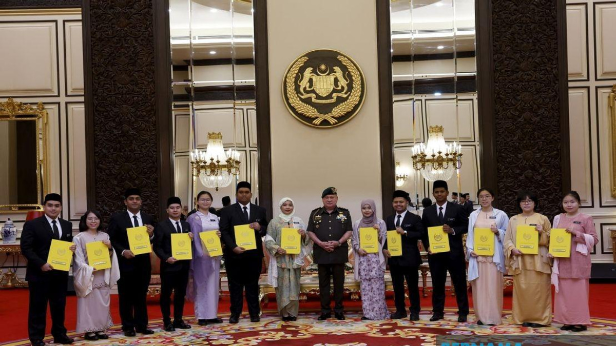 King Presents BYDPA Scholarships to 14 Outstanding Scholars