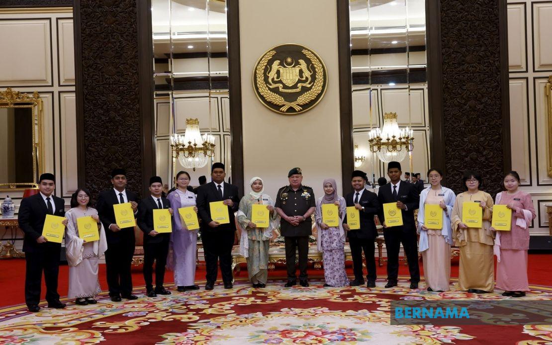 King Presents BYDPA Scholarships to 14 Outstanding Scholars
