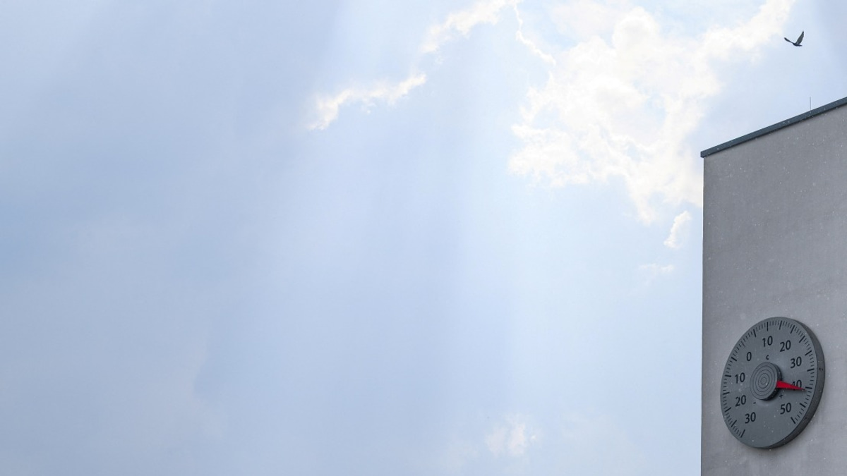 US Heat Wave Death Toll Reaches 25 as Severe Storms Threaten Flooding Along Eastern Seaboard