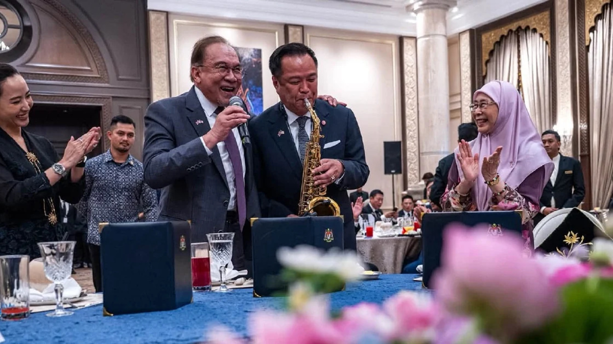 Anwar and Thai PM Anutin entertain guests with impromptu musical performance at Putrajaya luncheon