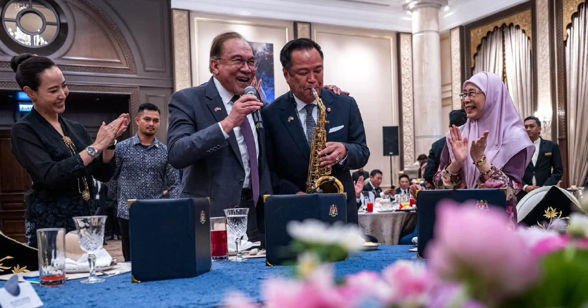Anwar and Thai PM Anutin entertain guests with impromptu musical performance at Putrajaya luncheon