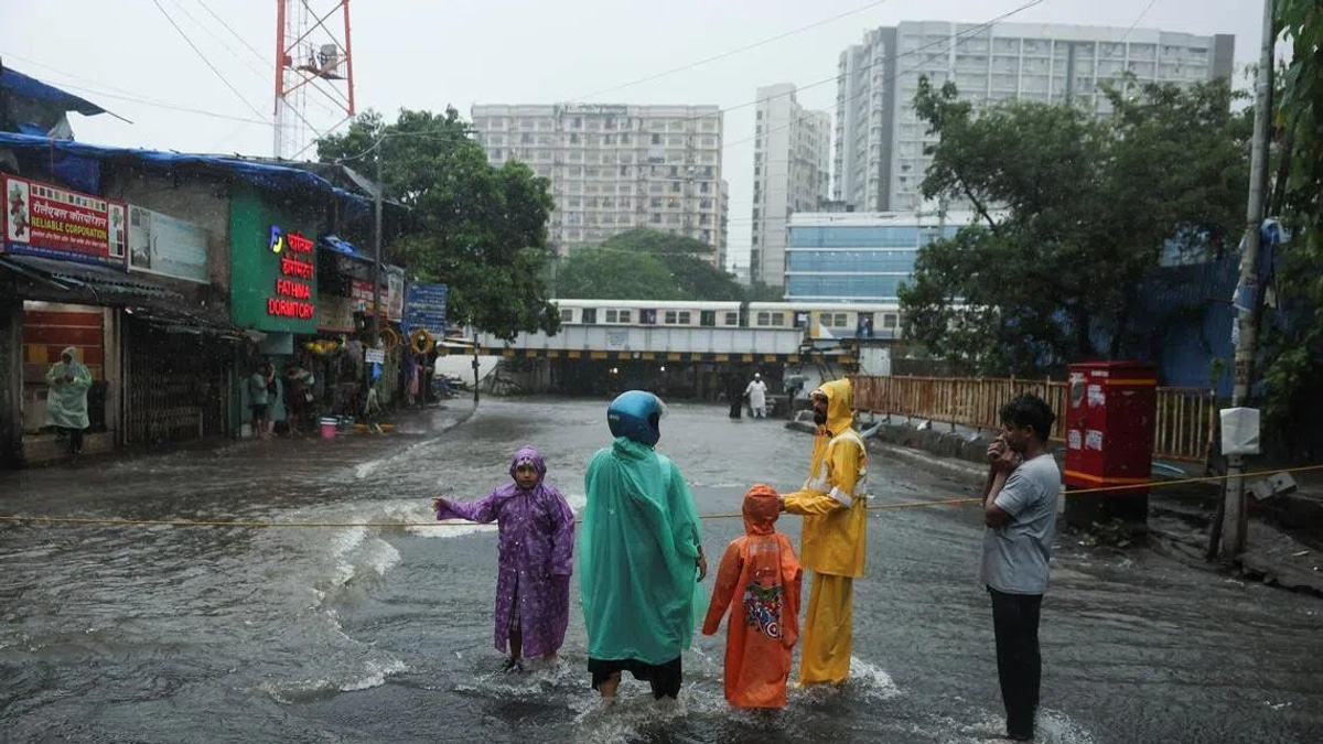 Mumbai's Monsoon Crisis: Deaths and Infrastructure Failures Trigger Political Accountability Demands