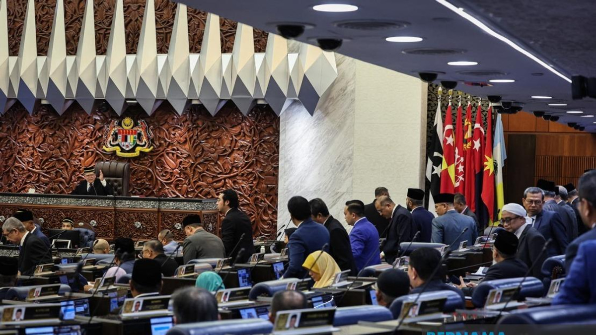 PM's Absence Should Not Deter Parliament From TH Debate, Says Tengku Zafrul