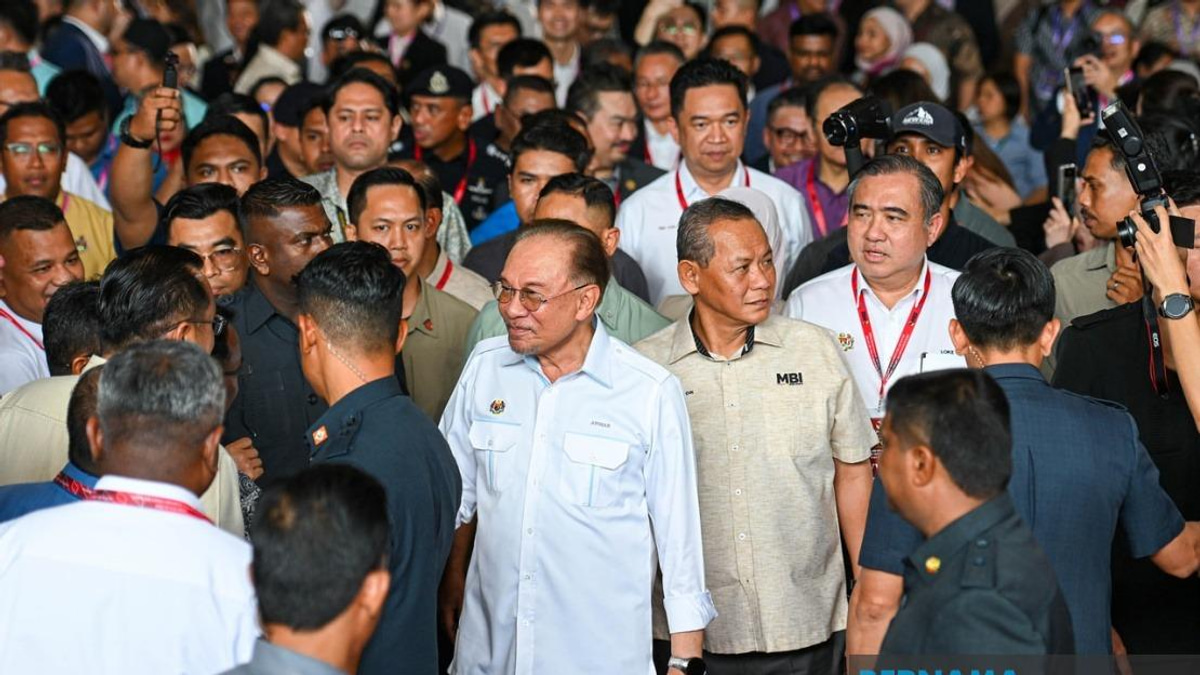 Anwar Seeks to Keep Melaka DAP in State Government Amid Constitutional Row