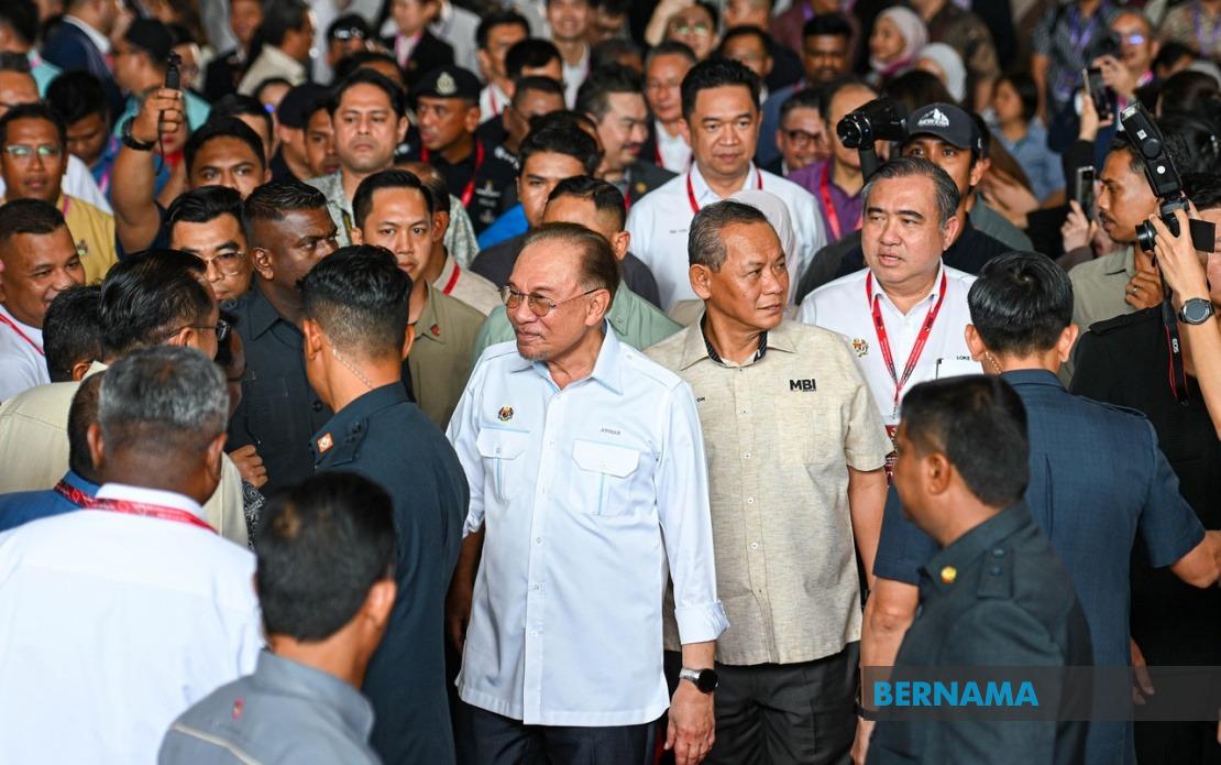 Anwar Seeks to Keep Melaka DAP in State Government Amid Constitutional Row