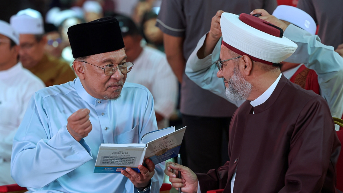 Anwar Lauds Al-Azhar Leader As Champion of Global Religious Moderation