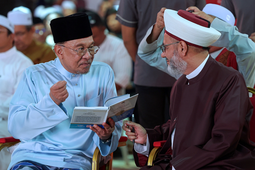 Anwar Lauds Al-Azhar Leader As Champion of Global Religious Moderation