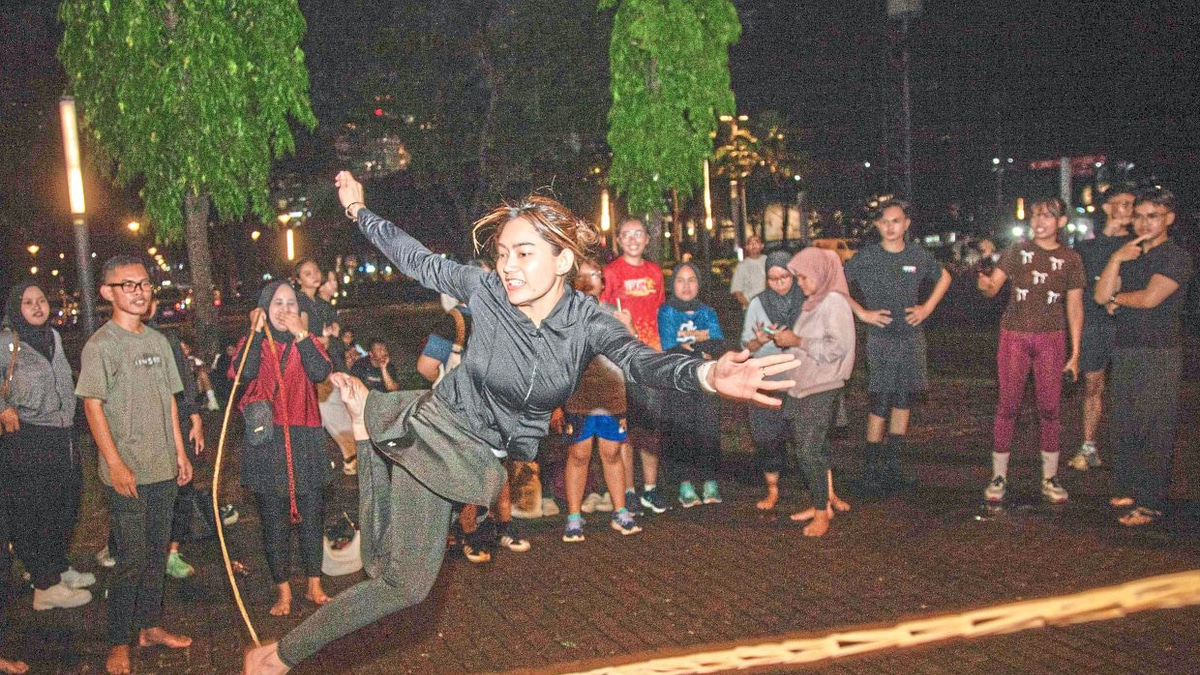 Indonesian workers find stress relief in childhood games as urban burnout crisis deepens