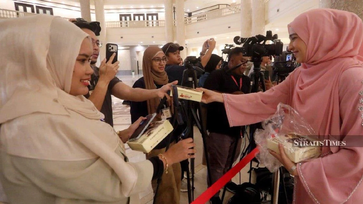 Syed Saddiq Serves Up Nasi Lemak, Lempeng to Media After Federal Court Ruling