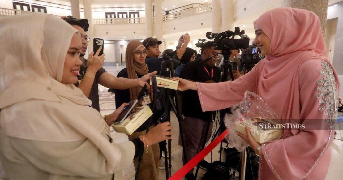 Syed Saddiq Serves Up Nasi Lemak, Lempeng to Media After Federal Court Ruling
