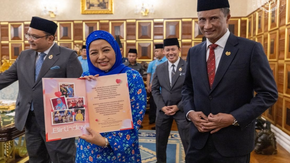 Queen Raja Zarith Sofiah Receives Birthday Courtesy Call from Istana Negara Officials