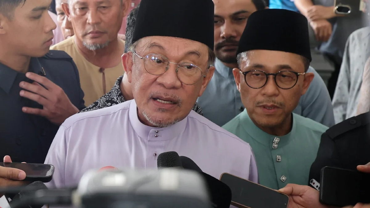 PM Anwar Orders Local Councils to Slash Bureaucracy and Fast-Track Approvals