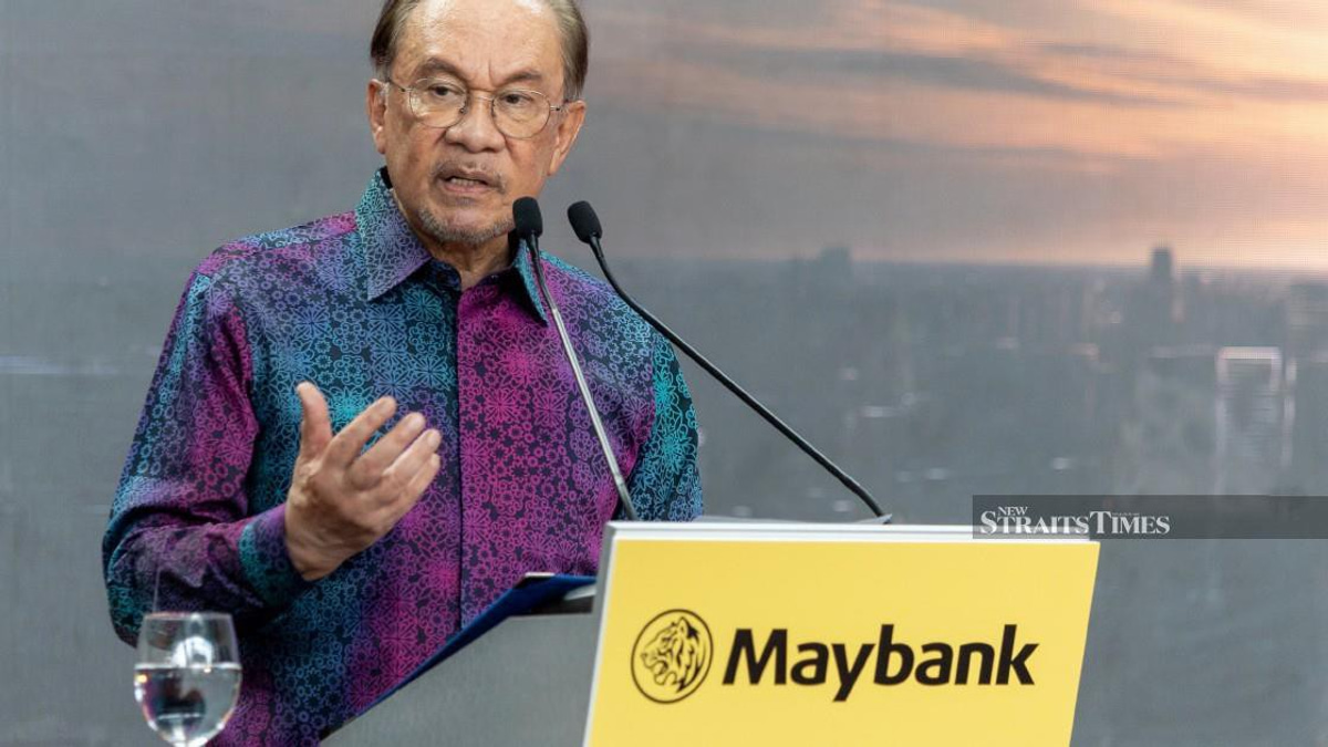 Anwar Commends Maybank's Rise as Southeast Asia's Banking Champion