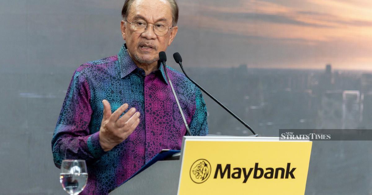 Anwar Commends Maybank's Rise as Southeast Asia's Banking Champion