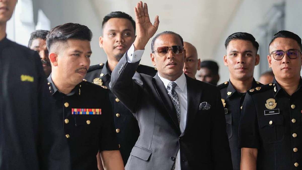 Supporters hail Saravanan as ex-HR minister appears in court on graft charges