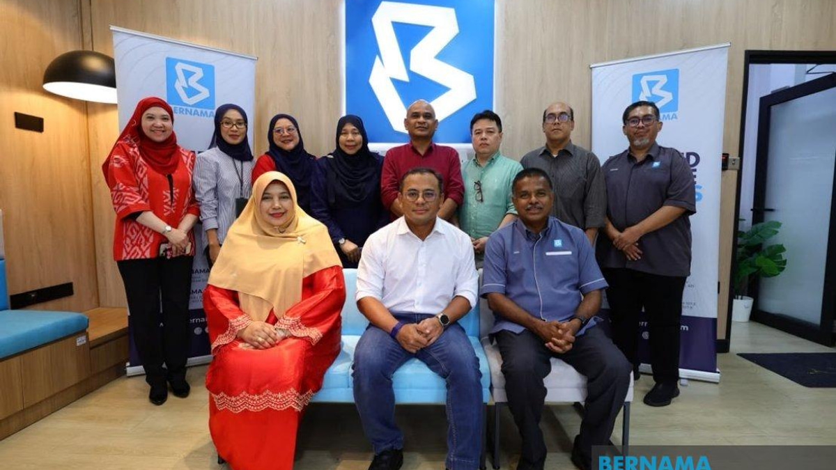 Selangor MB Tours Bernama's Election Operations Centre in Negeri Sembilan