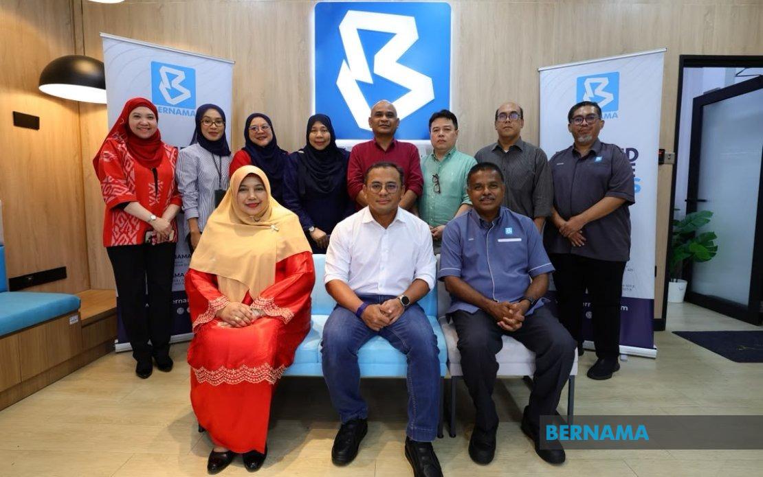Selangor MB Tours Bernama's Election Operations Centre in Negeri Sembilan