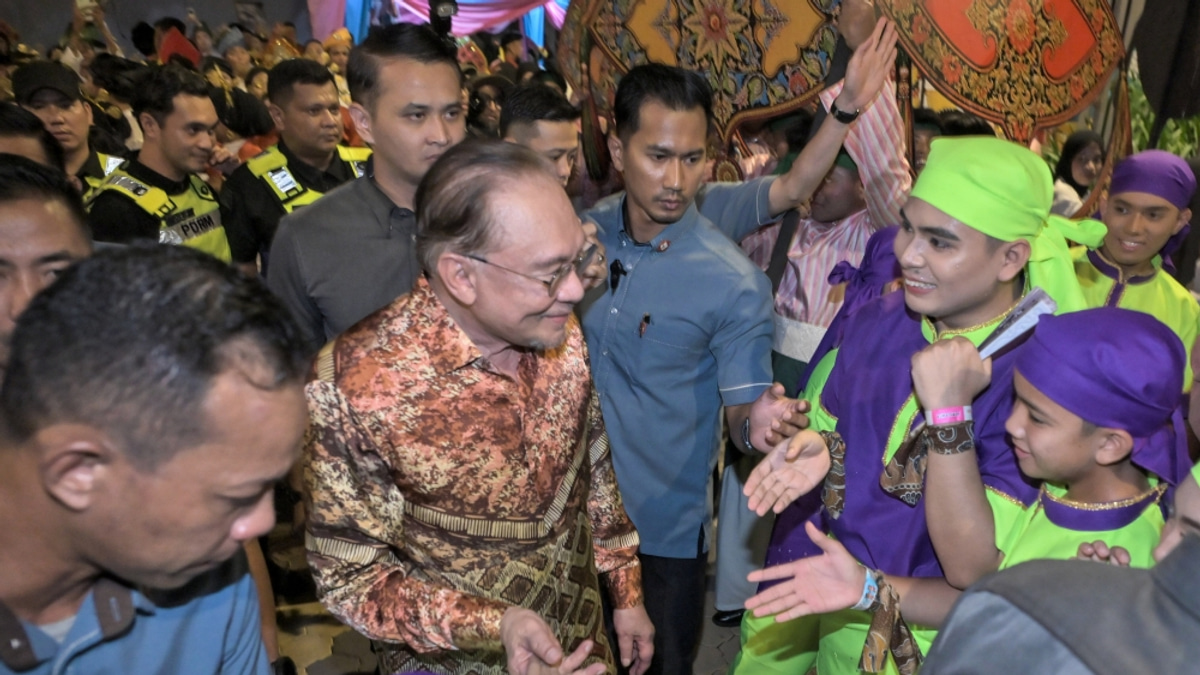 PM Anwar presses for rapid implementation of Felda reforms as settlers voice discontent