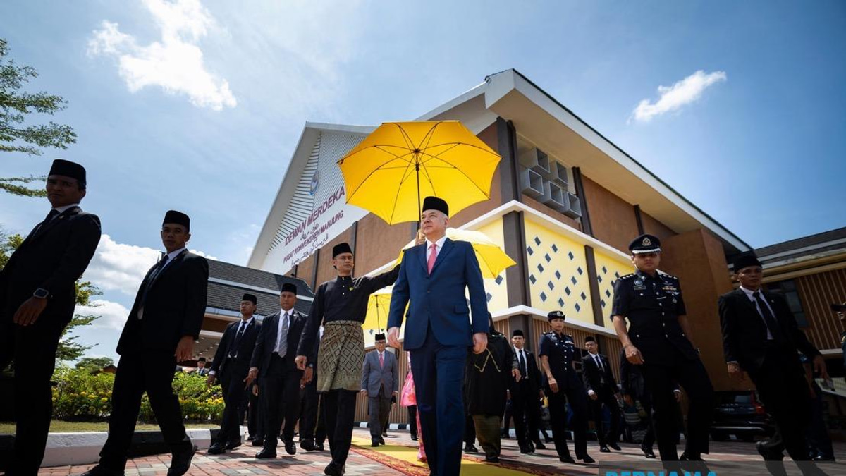 Sultan Nazrin Opens Manjung Municipal Council's Merdeka Hall, Marking Key Milestones for Perak District