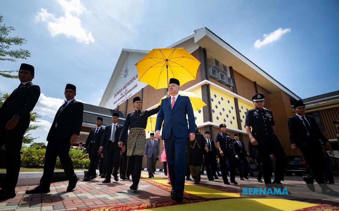 Sultan Nazrin Opens Manjung Municipal Council's Merdeka Hall, Marking Key Milestones for Perak District
