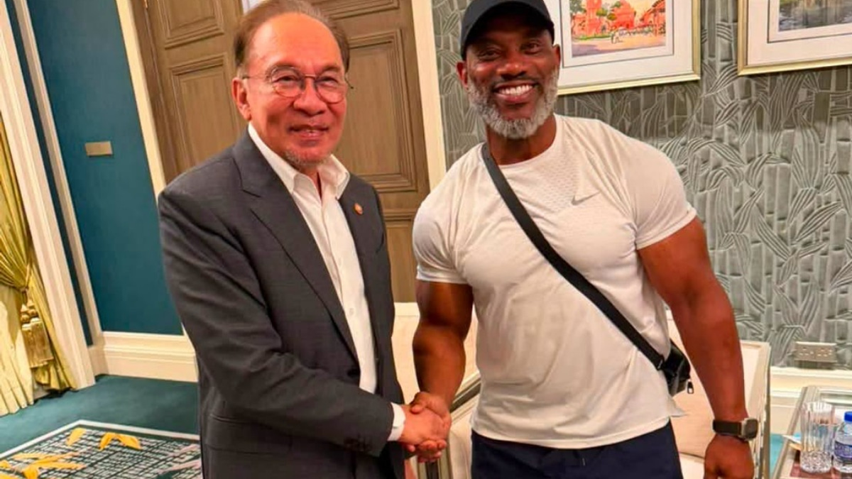 PM Anwar Meets Bodybuilding Icon Dexter Jackson, Quips About Gym Time