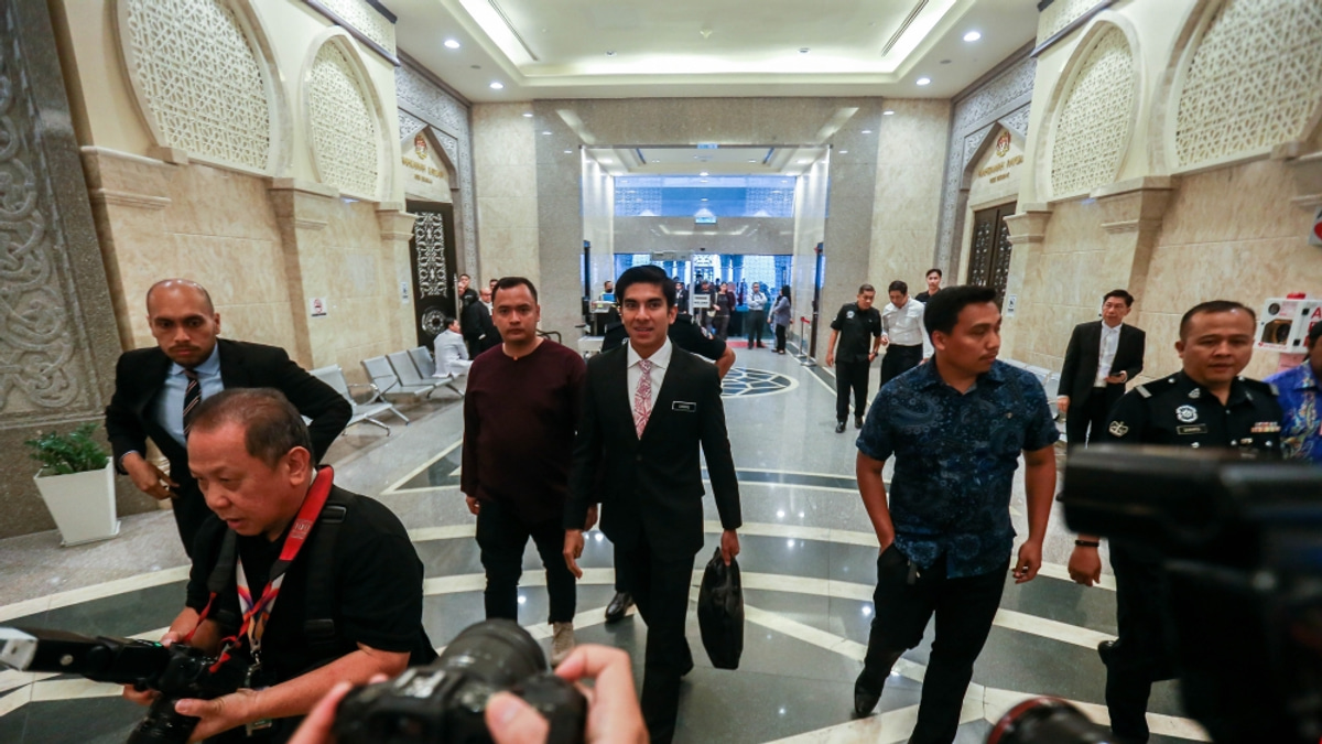 Syed Saddiq Awaits Federal Court Verdict on Misconduct Charges as Supporters Gather