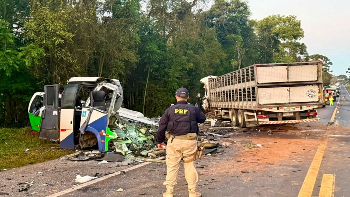 23 Killed in Head-On Bus-Lorry Crash in Southern Brazil