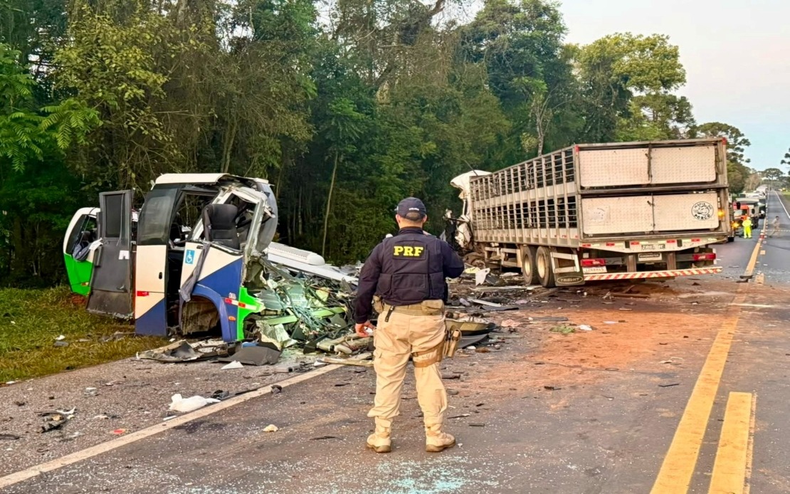 23 Killed in Head-On Bus-Lorry Crash in Southern Brazil