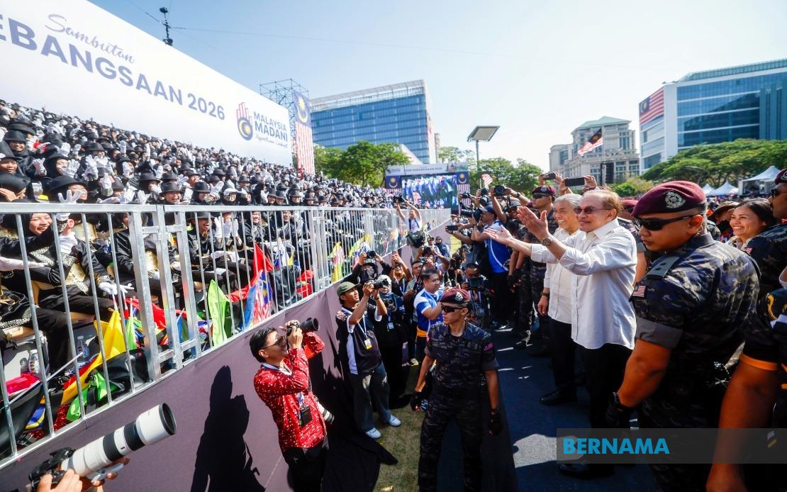 PM Anwar Celebrates Malaysia's Patriotic Spirit at 69th National Day Parade